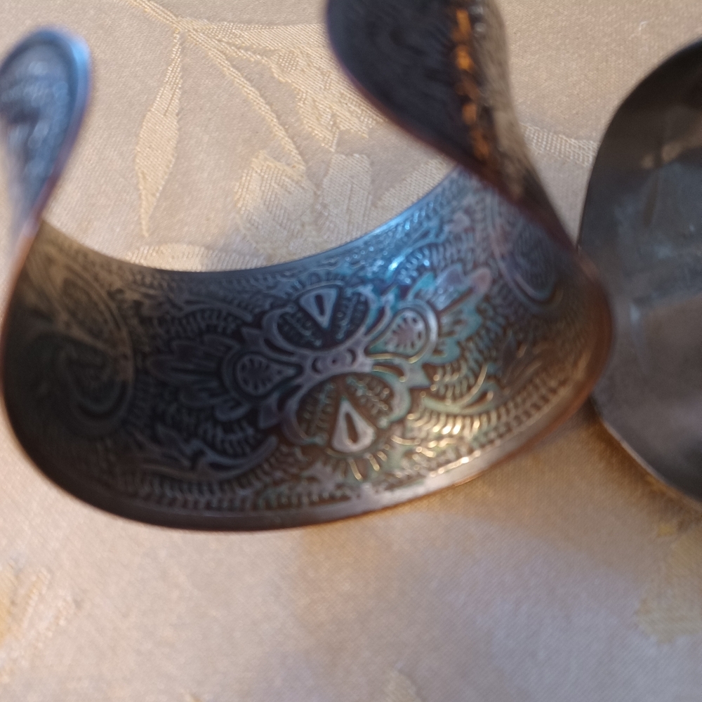 Estate Vintage Triable Silvertone Cuff Bangles - Picture 4 of 7
